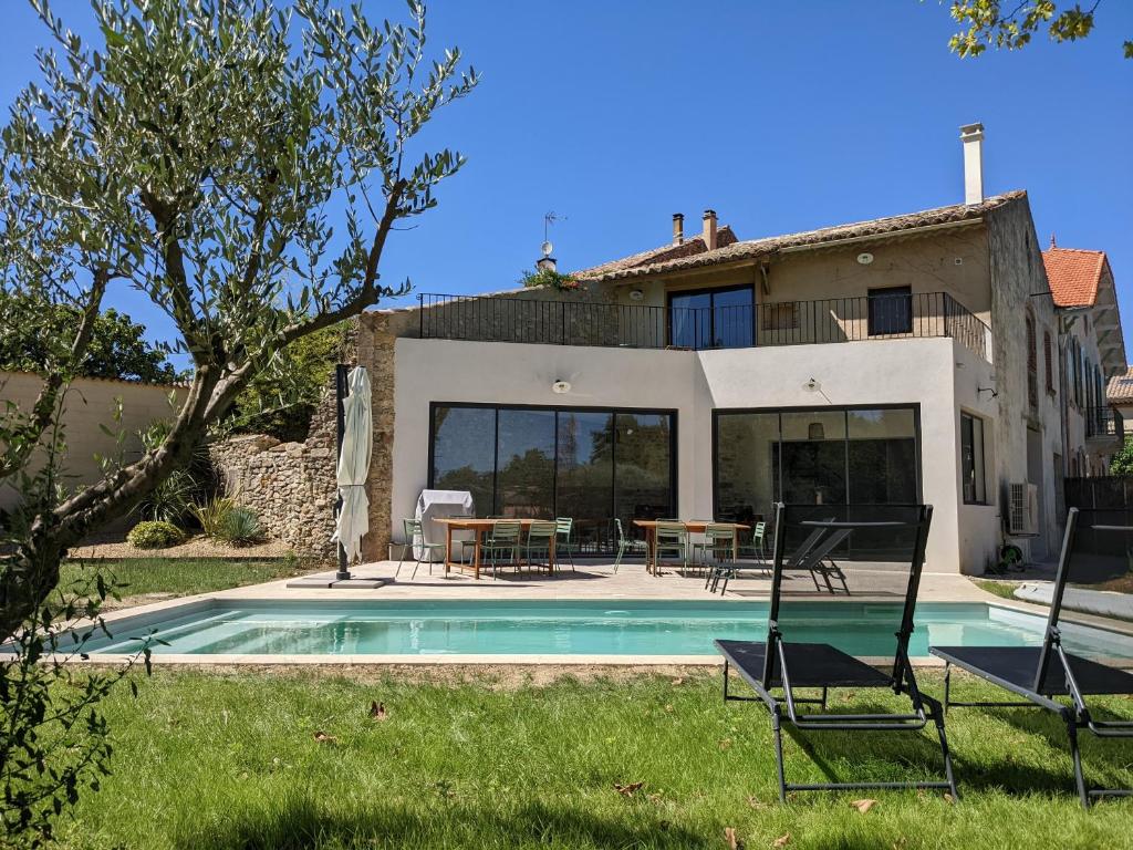 une maison avec une piscine devant une maison dans l'établissement Le Gai Ruisseau - Villa avec piscine, à Cavillargues