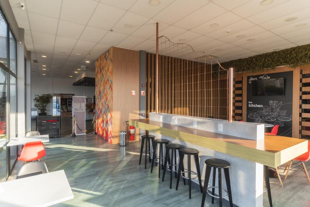 Restaurace v ubytování Ibis Lorena - Circuito da Fé