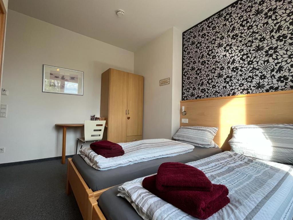ein Schlafzimmer mit 2 Betten und einem Schreibtisch. in der Unterkunft Ferienunterkunft mit 4 Doppelzimmern in Einbeck!! in Einbeck
