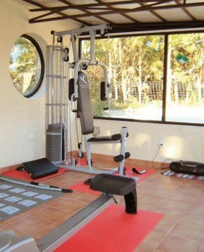 a room with a gym with a treadmill at Quinta Dos Amarelos no Meco in Aldeia do Meco