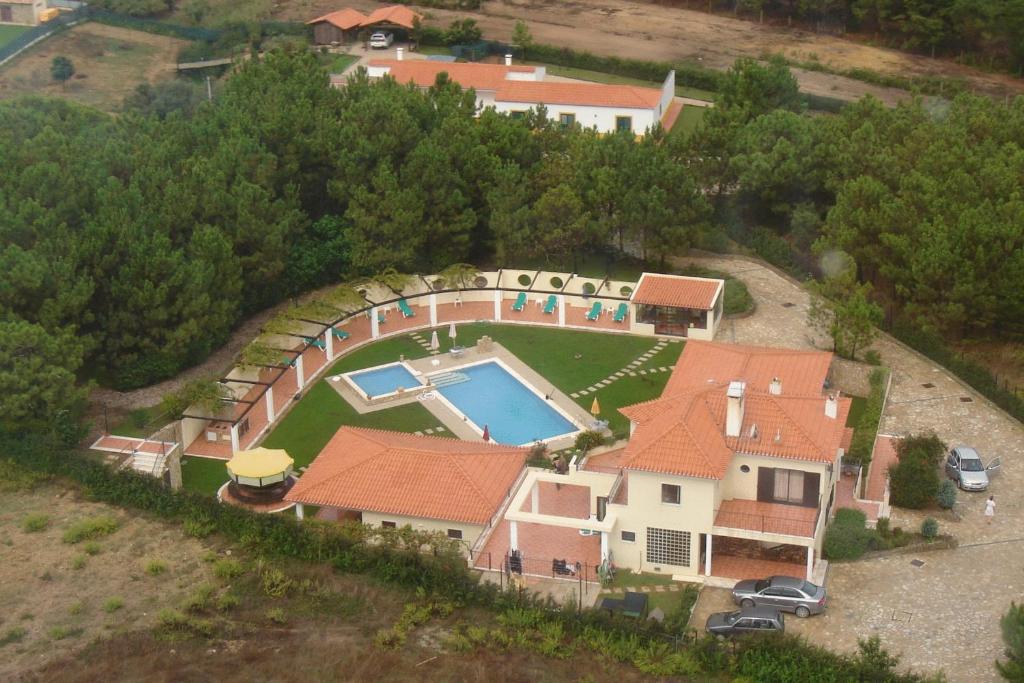 an aerial view of a house with a swimming pool at Quinta Dos Amarelos no Meco in Aldeia do Meco