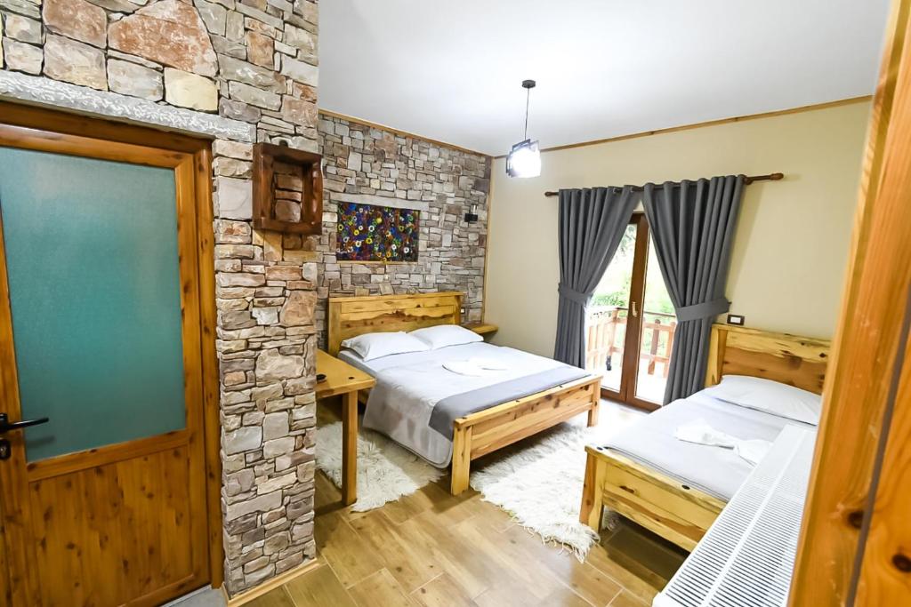 Postel nebo postele na pokoji v ubytování Bujtina SHKODRANI