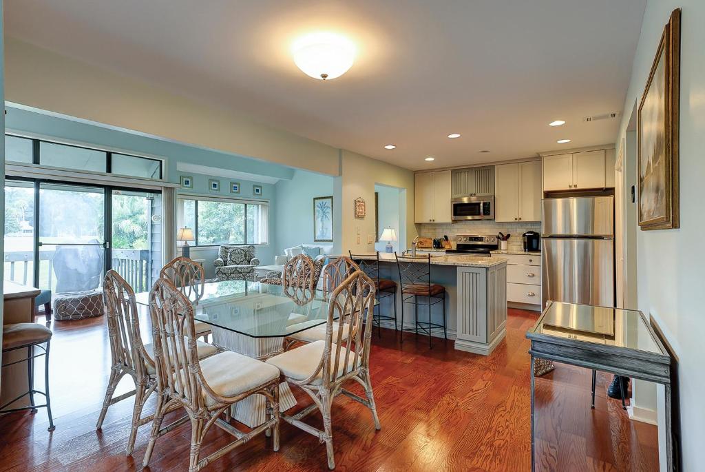 Photo inspiration: Gallery Detail: 264 Turnberry 2 Br Golf Condo Updated Luxury Condo In