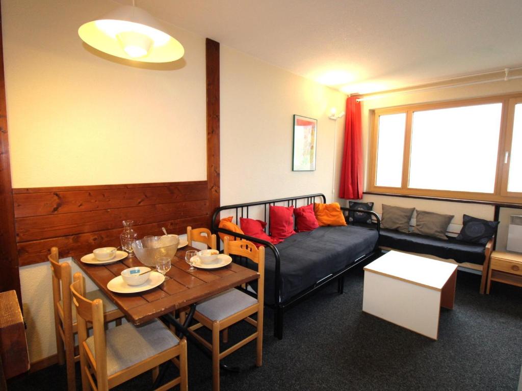 een woonkamer met een bank en een tafel bij Appartement Avoriaz, 2 pièces, 5 personnes - FR-1-633-60 in Morzine