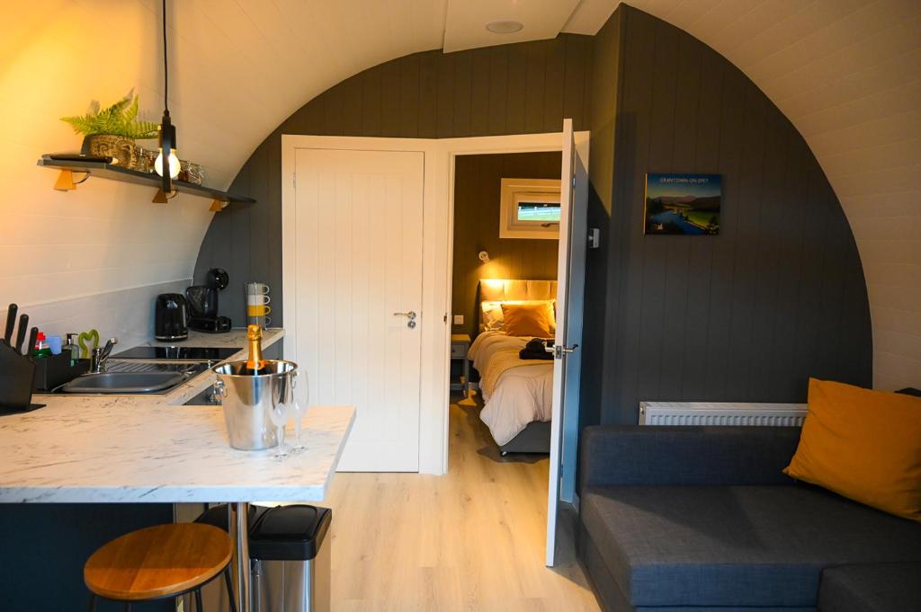 Newmore Highland Pods with Hot Tubs on NC500 - Holiday Home