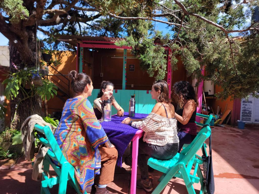 eine Gruppe von Frauen, die an einem Tisch in einem Hof sitzen in der Unterkunft Historika Hostel Cultural in San Cristóbal de las Casas