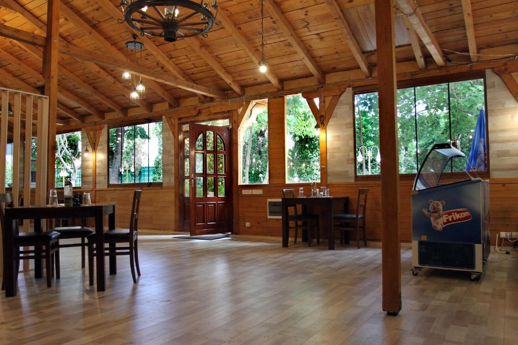 TV a/nebo společenská místnost v ubytování Hotel Andalus