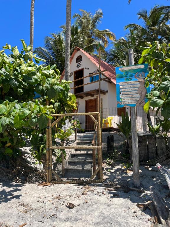 una casa en la playa con un cartel delante en Temporada Ilhéus Olivença en Ilhéus