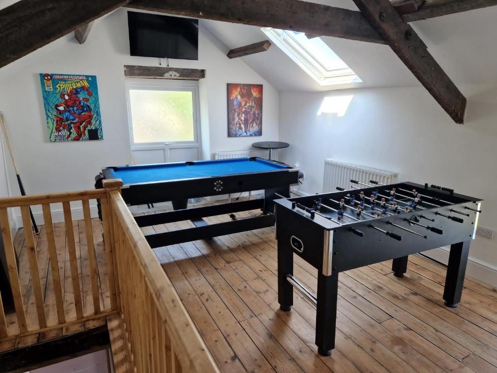 a room with a pool table in a room at Snowdon House, 8 bedrooms, sleep 16, close to Blackrock Sand in Porthmadog