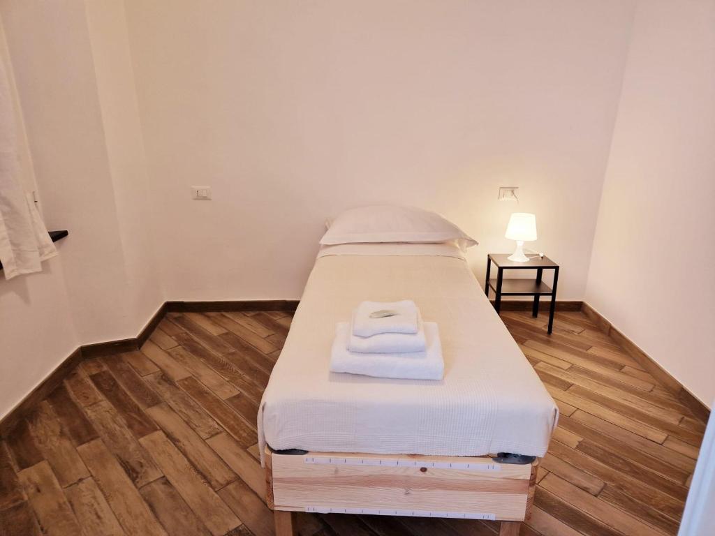 Łóżko lub łóżka w pokoju w obiekcie Alla Mezzora - Finalborgo
