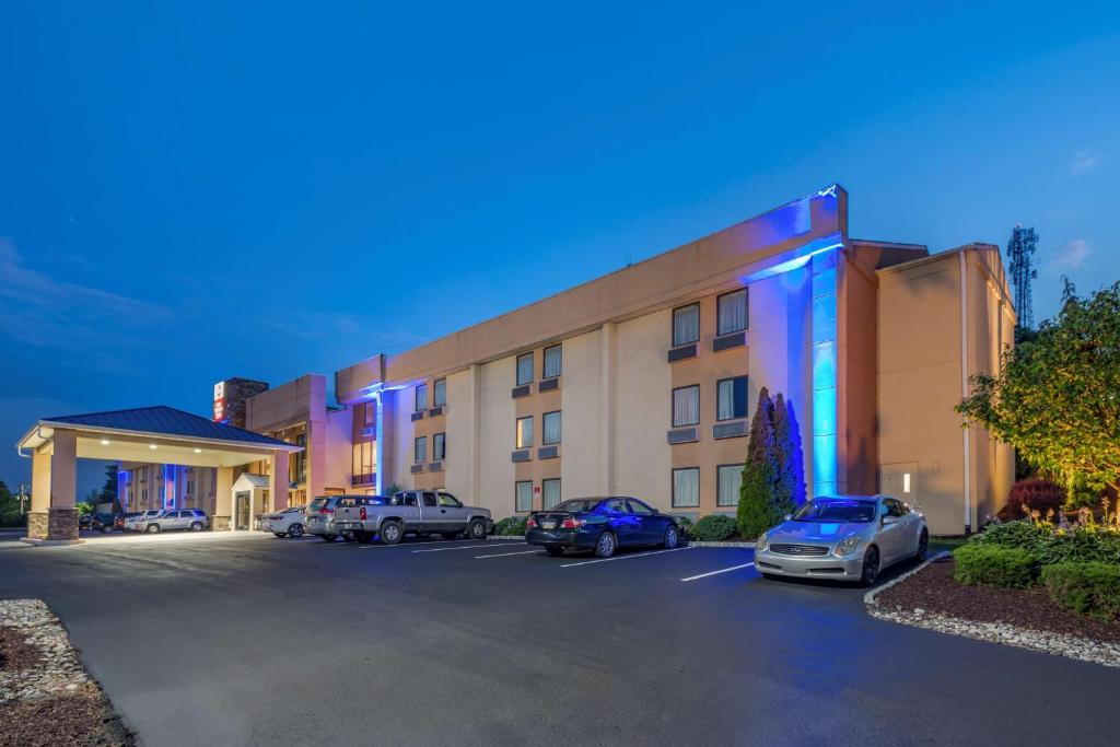 a hotel with cars parked in a parking lot at BEST WESTERN PLUS Poconos in Tannersville