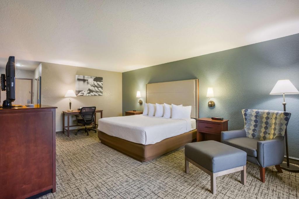 Best Western Harbour Pointe Lakefront - King Suite With Balcony And Spa Bath - Non-Smoking
