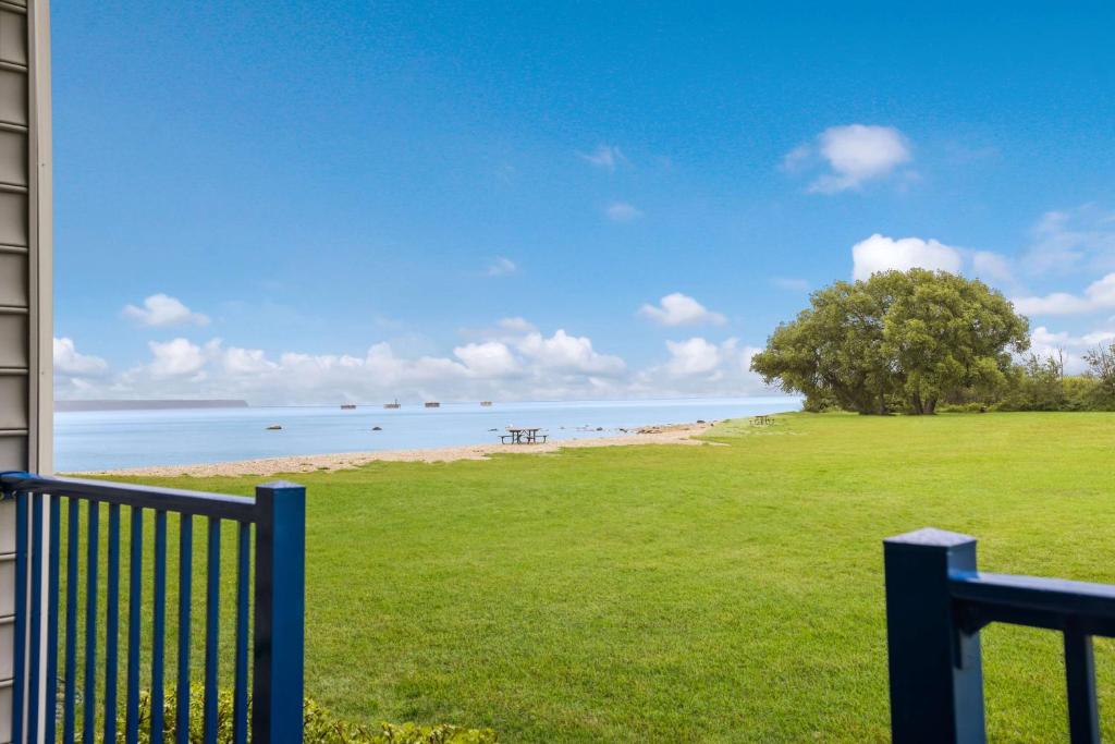 Best Western Harbour Pointe Lakefront - 三卧室公寓 - 带四张大号床和阳台