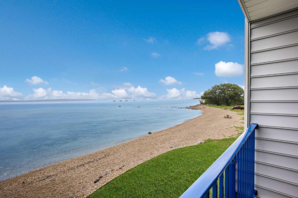 Best Western Harbour Pointe Lakefront - Lakeside Balcony Queen Room - Lake View