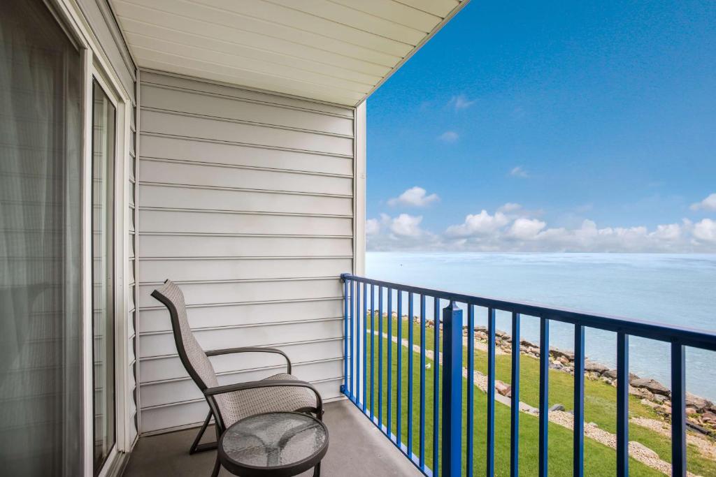 Best Western Harbour Pointe Lakefront - Lakeside Balcony King Room - Lake View