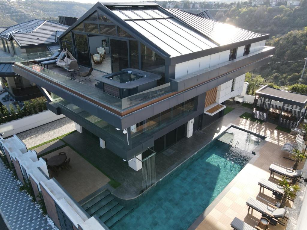 DESIGNER VILLA WITH VERY NICE BOSPHORUS VIEW