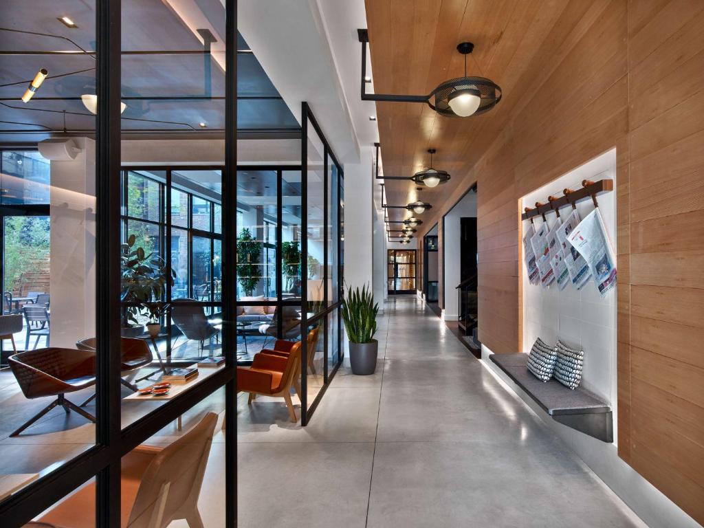 un couloir d'un immeuble avec une table et des chaises dans l'établissement Arlo SoHo, à New York