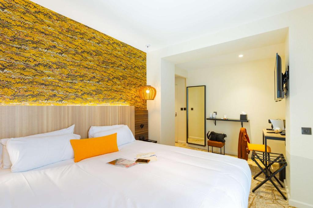 Postel nebo postele na pokoji v ubytování Best Western Mulhouse Salvator Centre