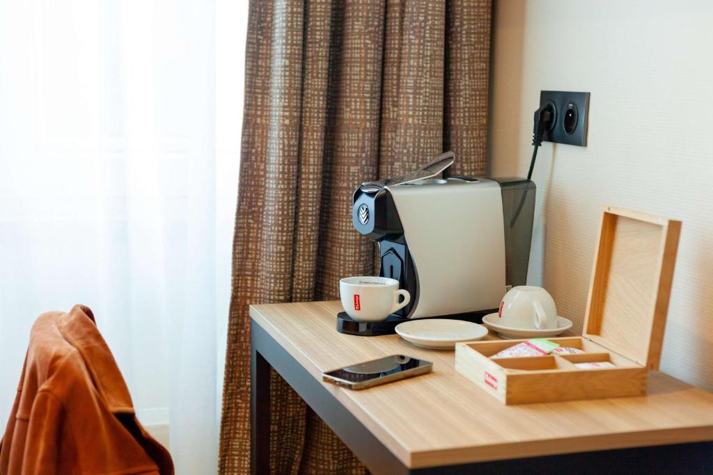 Příslušenství pro přípravu čaje a kávy v ubytování Best Western Mulhouse Salvator Centre