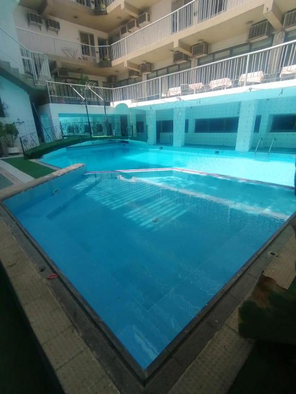 a large swimming pool in a large building at Windsor Hotel Luxor 您在盧克索的第二個家 in Luxor