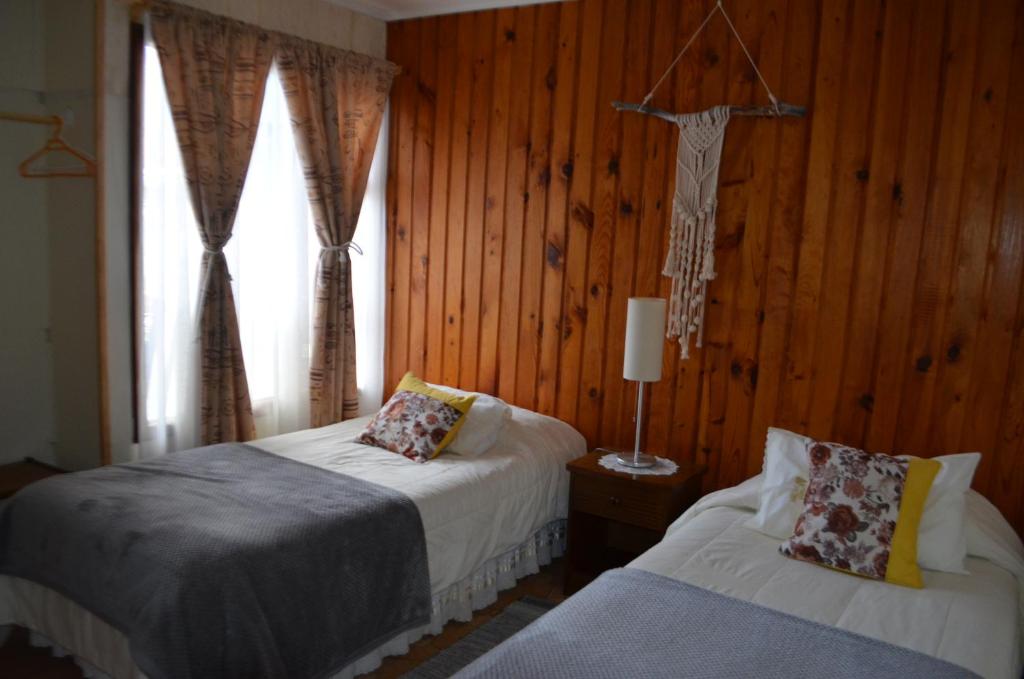 Postel nebo postele na pokoji v ubytování Hostal Los Pinos