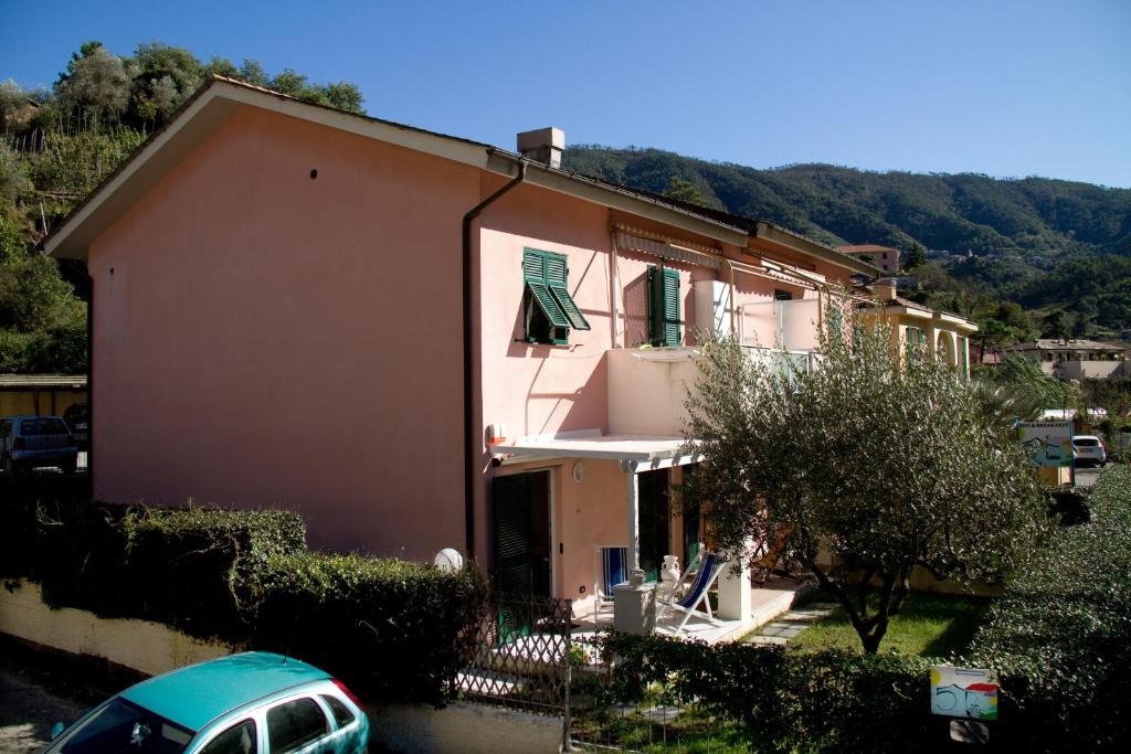 una casa con una ventana y un coche estacionado al lado en B&B Cinque Terre Da Levanto, en Levanto
