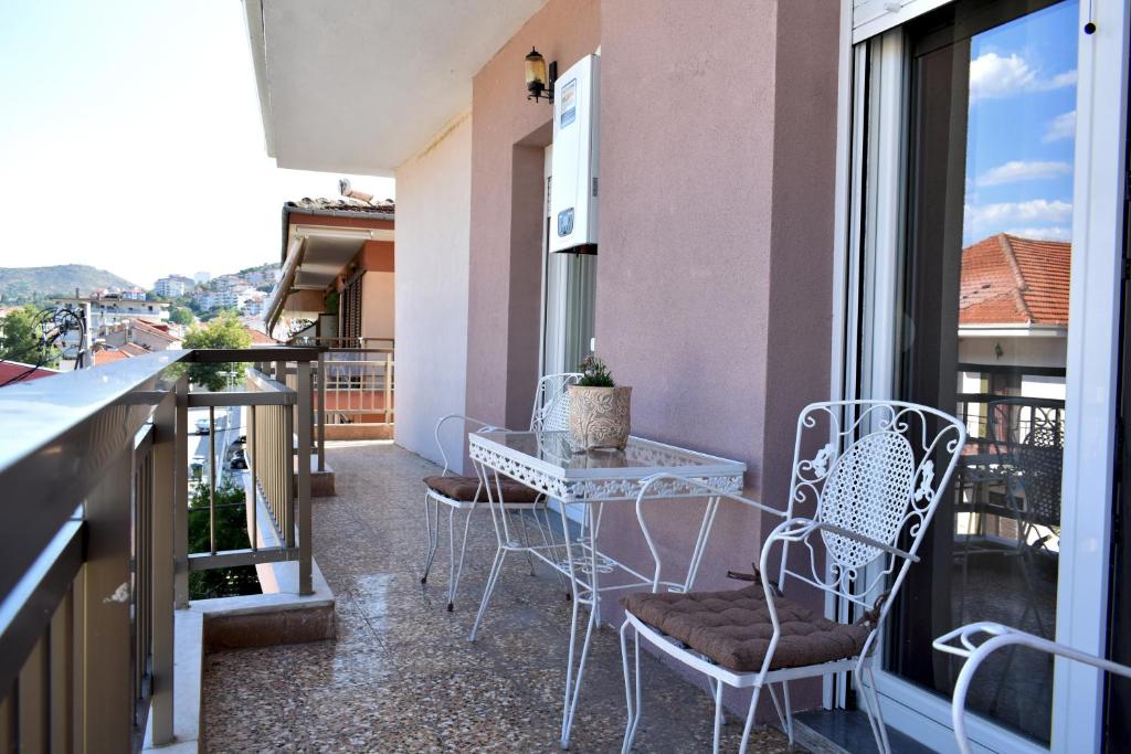Κεντρικό και ευρύχωρο οροφοδιαμέρισμα - Apartamento De Tres Habitaciones
