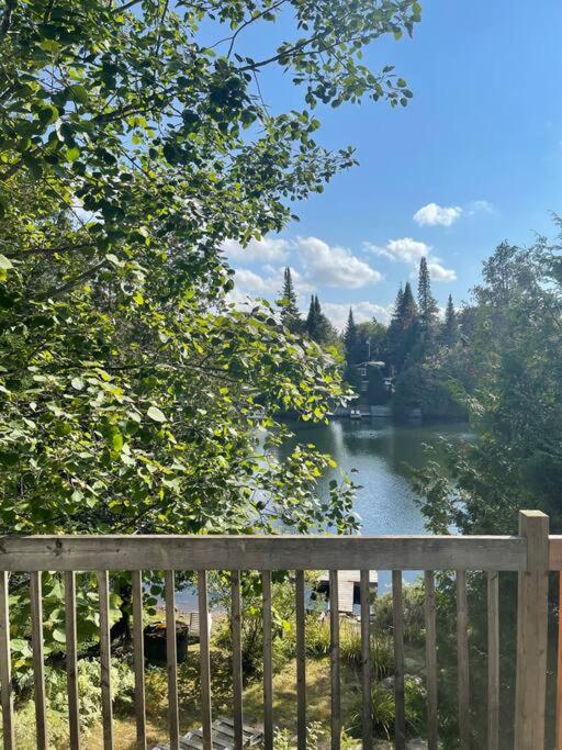 CHALET LA PENINSULE AU BORD DU LAC, Saint Adolphe D'Howard Updated