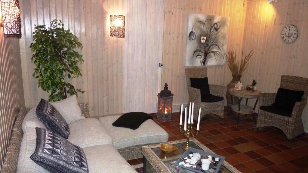 Nya Pallas Hotel - Economy Twin Room With Shared Bathroom