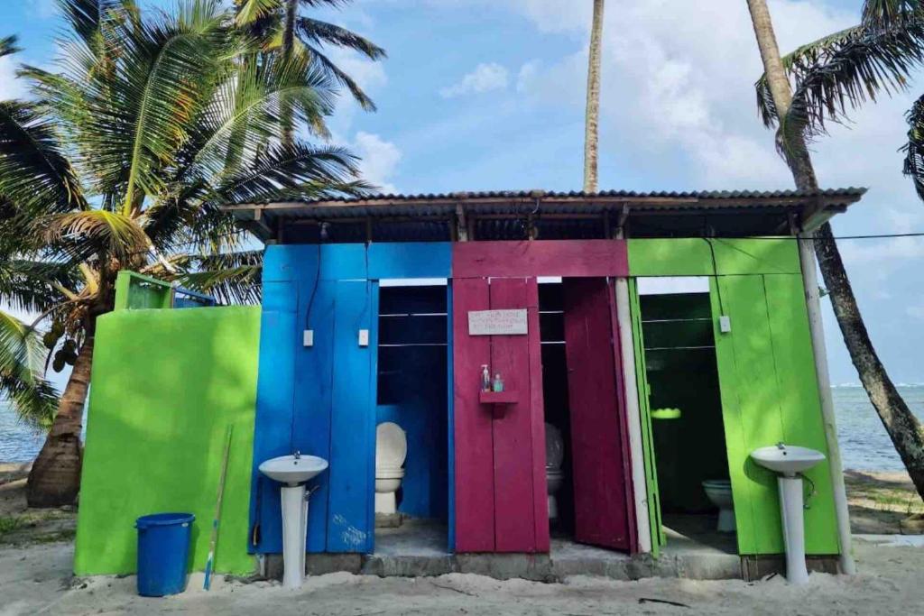 Fotografie z fotogalerie ubytování Private Over-Water Cabin on paradise San Blas island v destinaci Waisalatupo