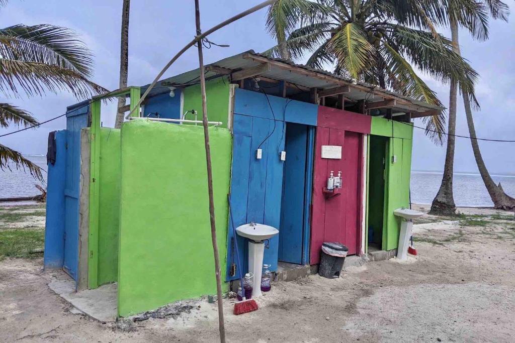 Fotografie z fotogalerie ubytování Private Over-Water Cabin on paradise San Blas island v destinaci Waisalatupo
