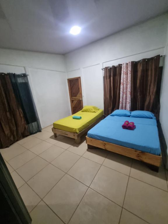 - une chambre avec 2 lits dans l'établissement Ballena Oasis Homes( Dep Estudio con AC), à Uvita