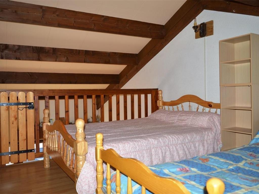 Posteľ alebo postele v izbe v ubytovaní Appartement cosy avec mezzanine et parking, proche des pistes - FR-1-592-47