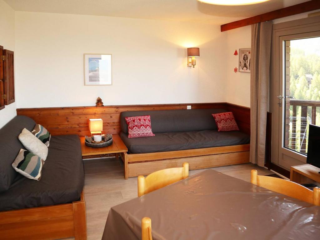 un salon avec un canapé et une table dans l'établissement Appartement 2 pièces, 4/5 pers, accès pistes, parking, WiFi, animaux admis - FR-1-322-488, aux Orres