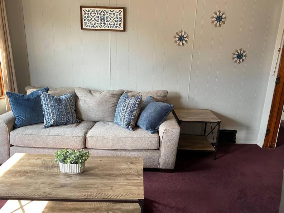 uma sala de estar com um sofá e uma mesa em 2-Bedroom Quincy Apt. with private parking & Wifi em Quincy