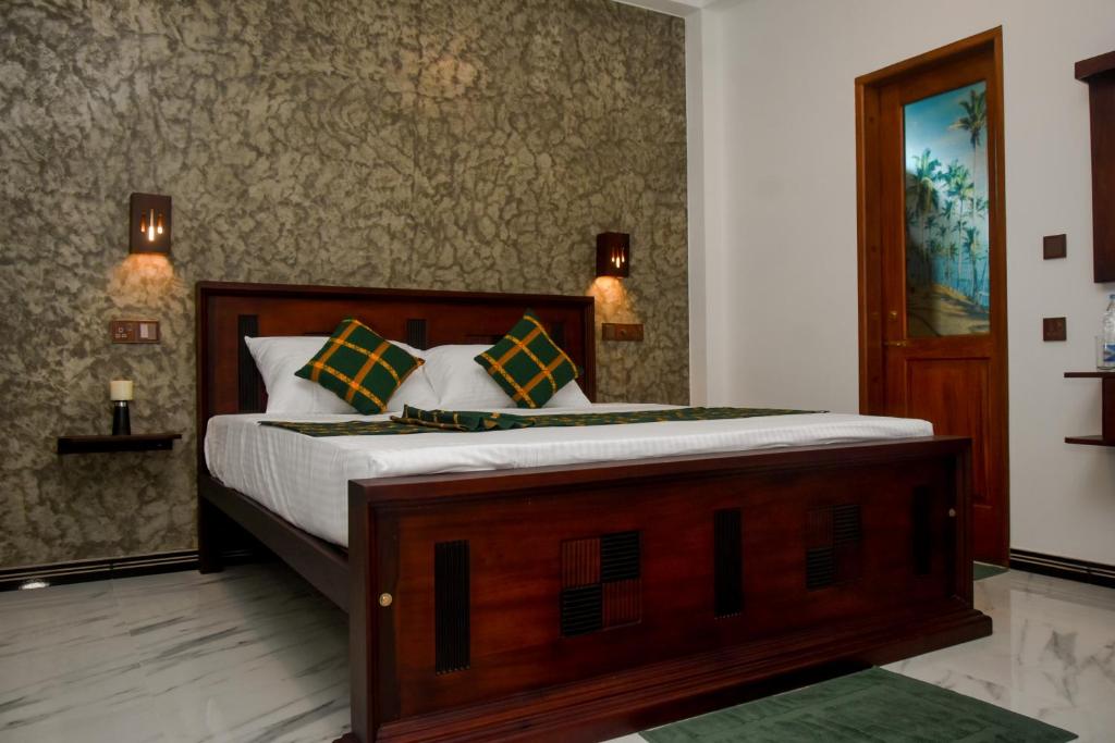 A bed or beds in a room at Villa Evergreen - Hikkaduwa