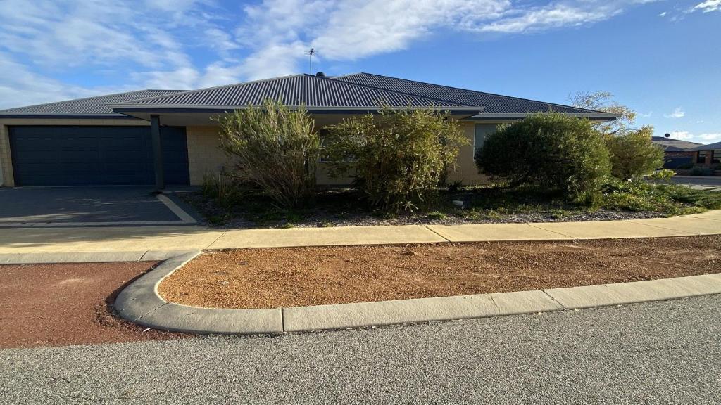 una casa en una calle con entrada en Miss Boronia, en Jurien Bay