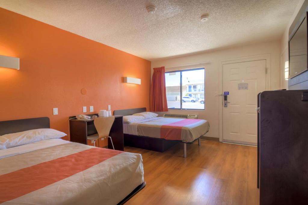 Postel nebo postele na pokoji v ubytování Motel 6 Las Vegas, NV – I-15 Stadium