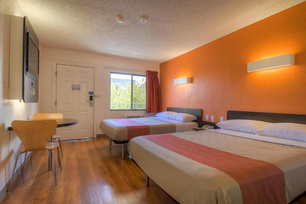 Postel nebo postele na pokoji v ubytování Motel 6 Las Vegas, NV – I-15 Stadium