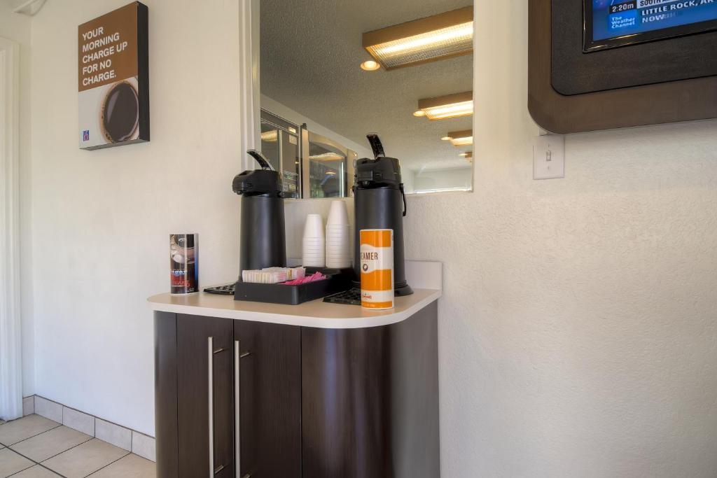 Příslušenství pro přípravu čaje a kávy v ubytování Motel 6 Las Vegas, NV – I-15 Stadium