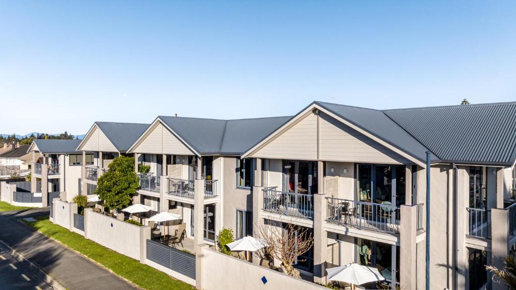 una vista aérea de un complejo de apartamentos con balcones en Nautilus Lodge Motel, en Motueka