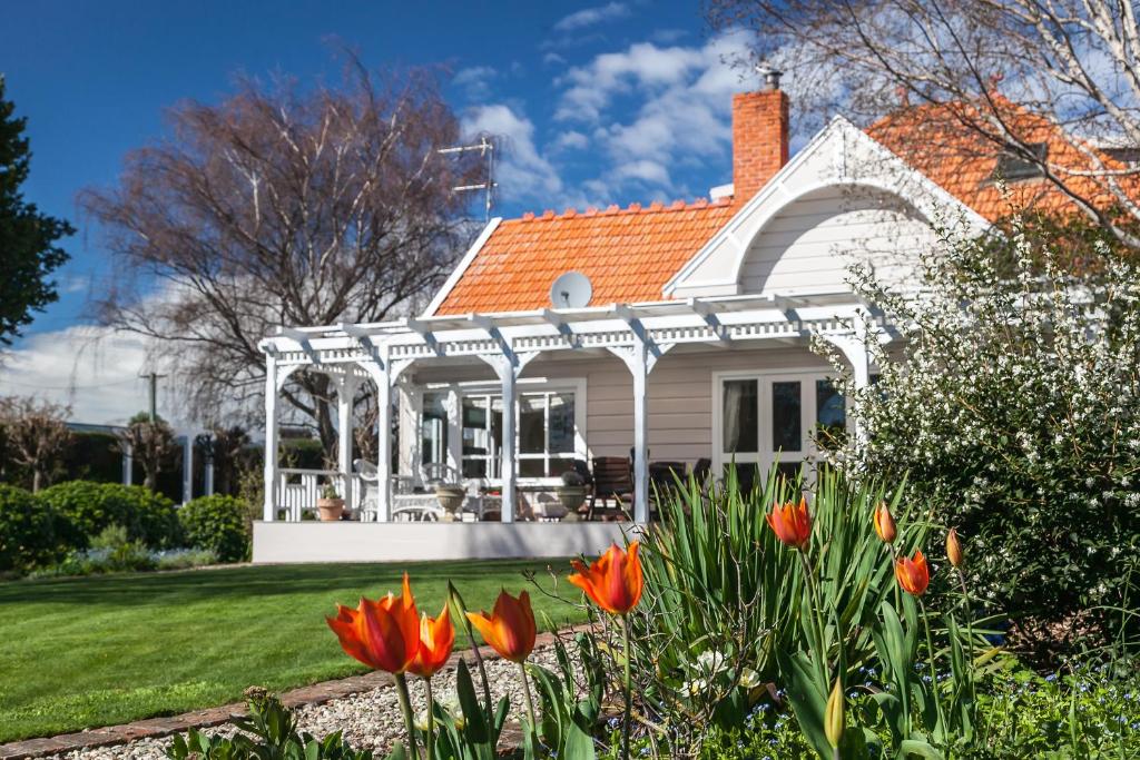 uma casa branca com um gazebo em Anglesea House & Garden em Renwick