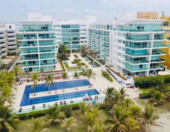 eine Luftansicht eines Resorts mit Pool und Gebäuden in der Unterkunft apartamento 1 alcoba morros 922 rnt 132107 in Cartagena de Indias