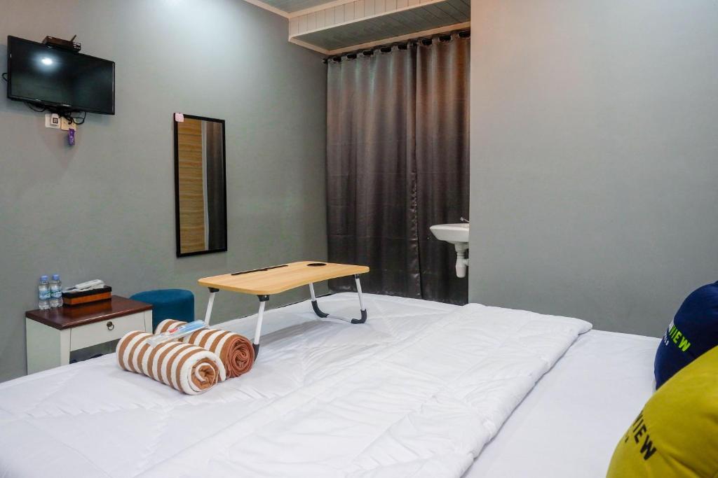 Postel nebo postele na pokoji v ubytování Urbanview Hotel Umbrella Dieng by RedDoorz