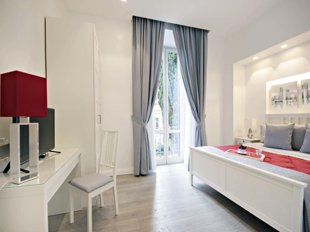 ローマにあるVelvet Trastevere Apartmentの白いベッドルーム(ベッド1台、窓付)