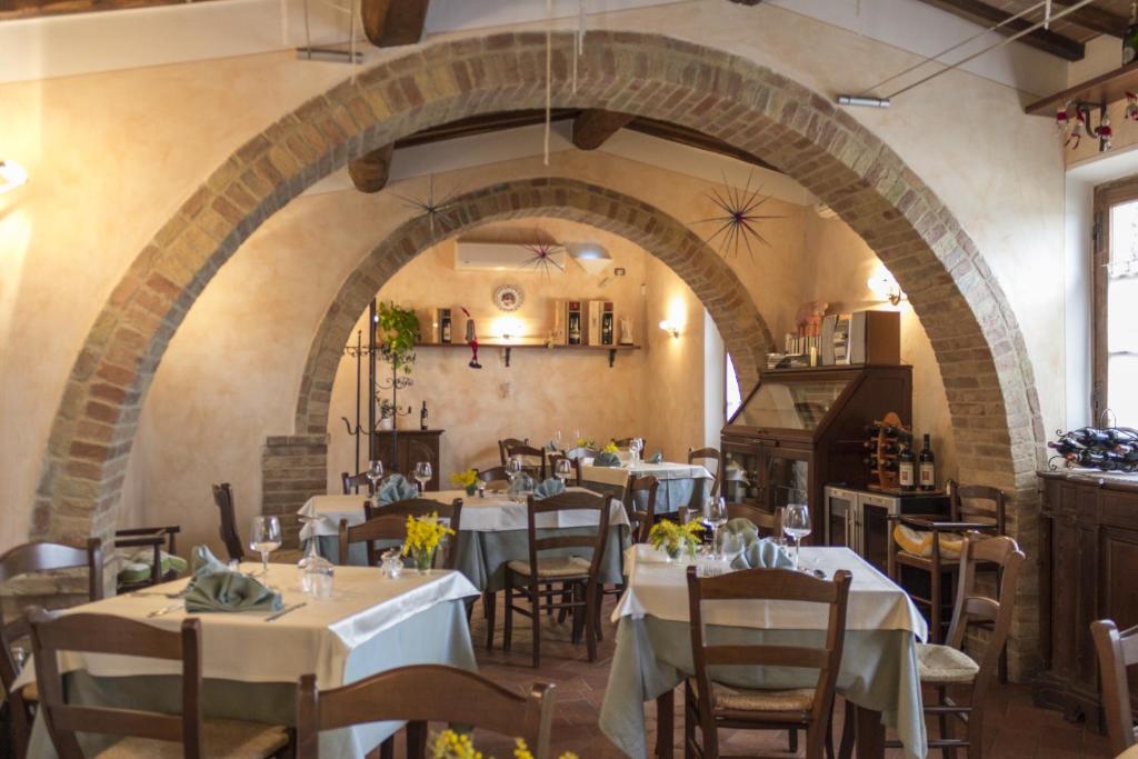 Reštaurácia alebo iné gastronomické zariadenie v ubytovaní Piccolo Hotel San Valentino