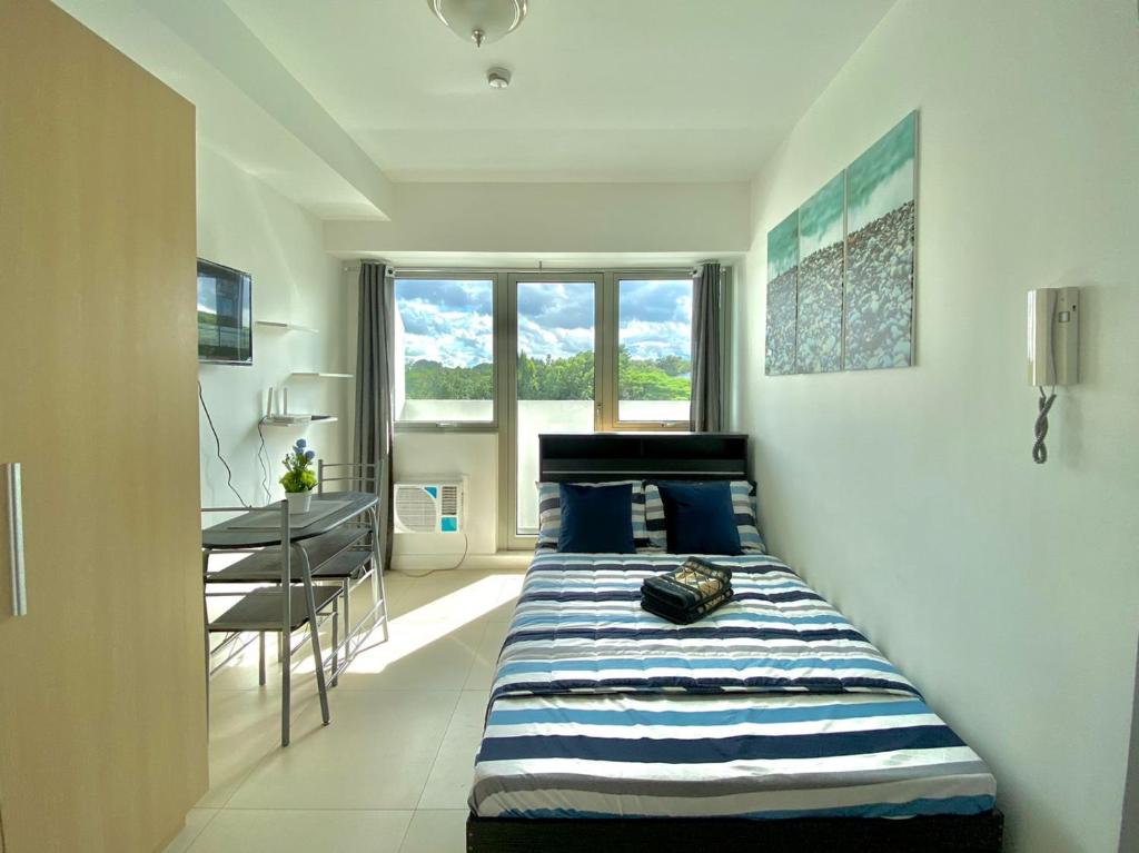 Studio-type condo with Wi-fi, Double-size bed at Q.C.