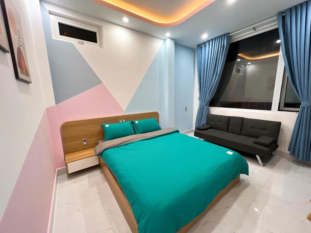 大叻的住宿－EURO HOUSE，一间带床和沙发的小卧室
