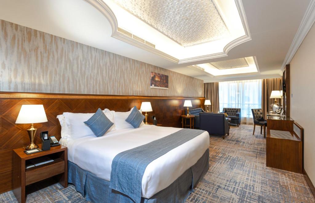 pokój hotelowy z dużym łóżkiem w pokoju w obiekcie MADEN Hotel w Medynie