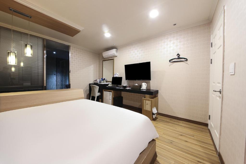 Central Hotel - Deluxe Double Room (2 Adults + 1 Child)